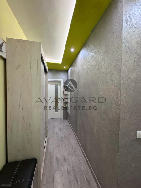 Тристаен обзаведен С ГАРАЖ / Южен