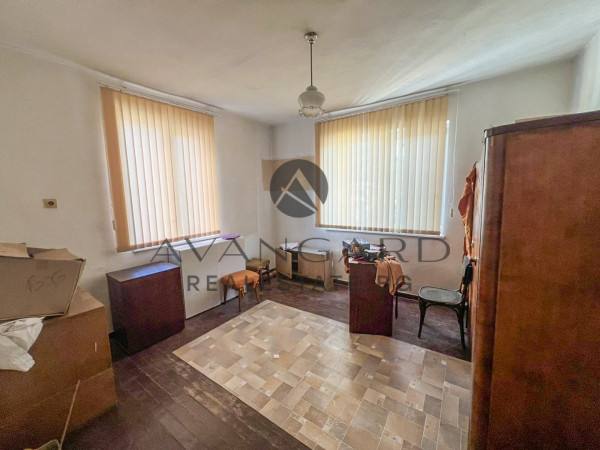 ТРИСТАЕН С ЧЕТИРИ ОТДЕЛНИ СТАИ! СЪДИЙСКИ!