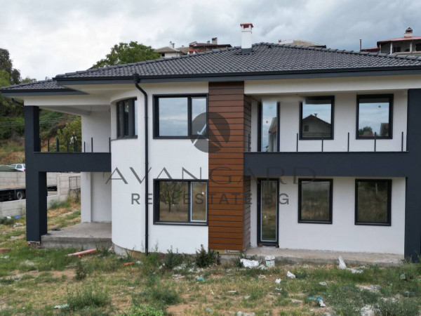 A detached house with a garage and parking space in S. Parvenets