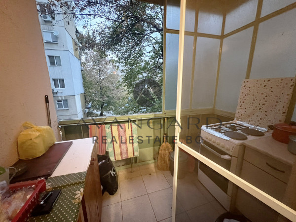 Тристаен апартамент до ПОЛИКЛИНИКАТА