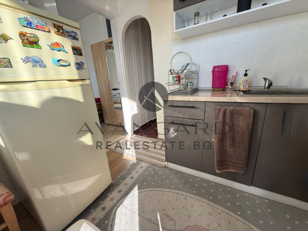 Двустаен с три отделни стаи до бенз. Хаджията Груев