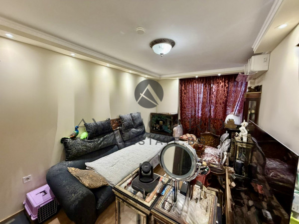 ДВУСТАЕН ЧЕТВЪРТЪК ПАЗАРА