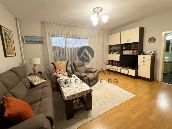 Тристаен апартамент до ПОЛИКЛИНИКАТА