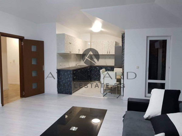 Maisonette / South Exposition / Center