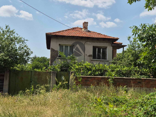 КЪЩА С 1 000 КВ.М. ДВОР / С. ТРУД