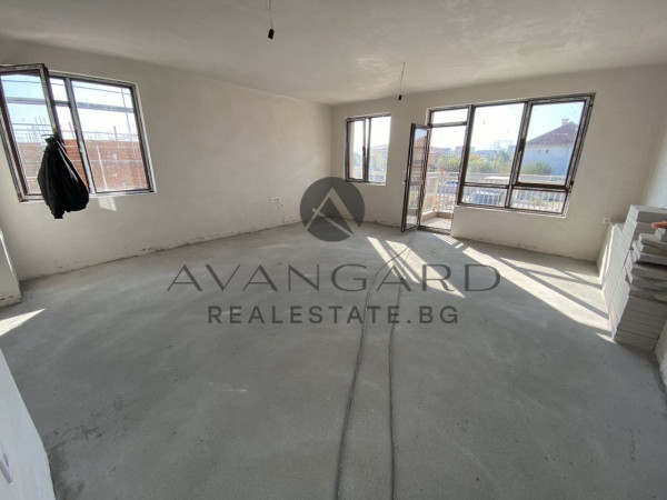 ИЗГОДНО! Обширен Тристаен Остромила