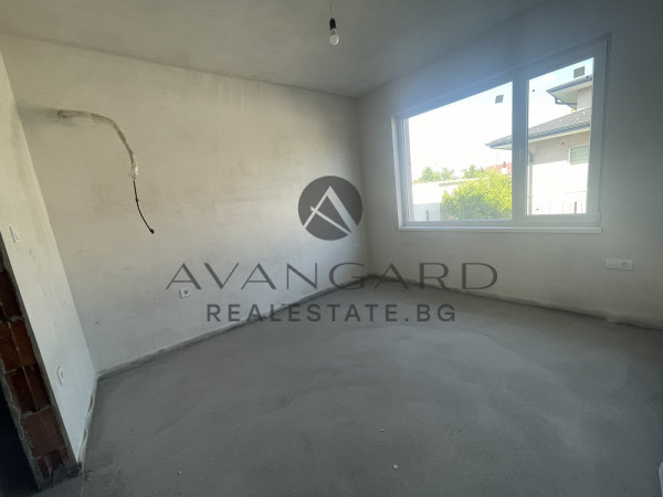 DETACHED HOUSE WITH YARD in the village of ZLATITRAP