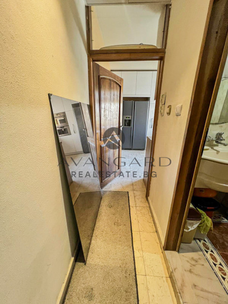 FOUR-ROOM APARTMENT IN KAMENITSA 1