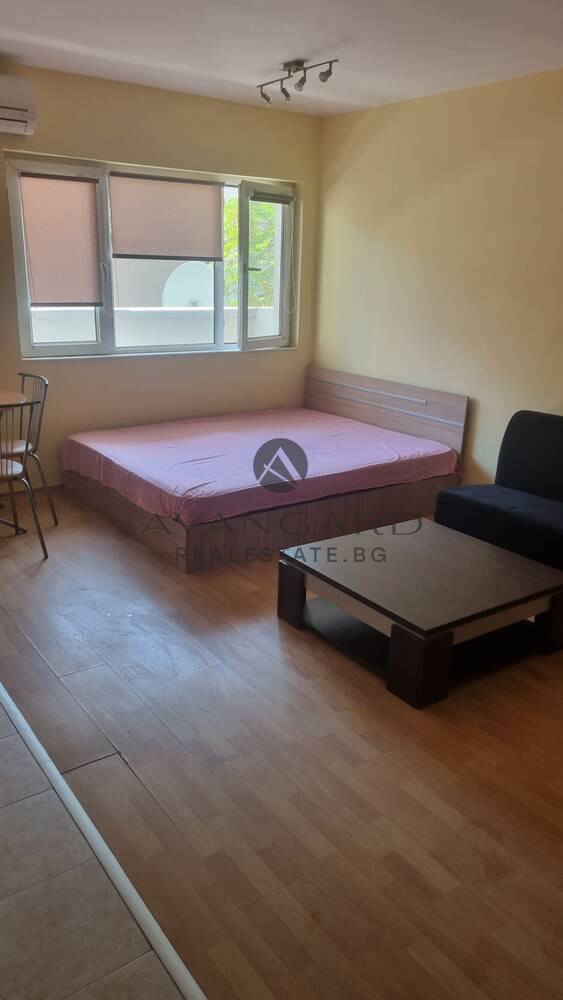 Spacious one -bedroom / south exposure / real square footage