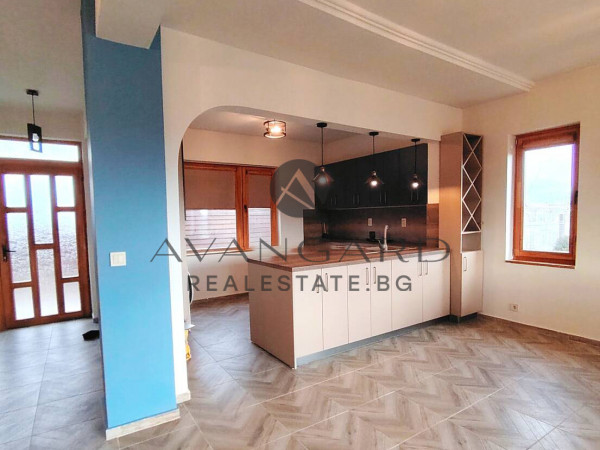 САМОСТОЯТЕЛНА КЪЩА в с. СКУТАРЕ!