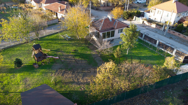 НАПЪЛНО ОБЗАВЕДЕНА къща с ДВЕ спални  в Оризари