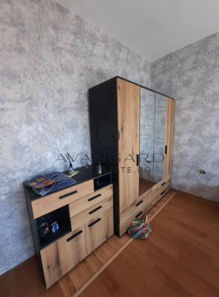 One-bedroom apartment with real square footage / p-t chicken