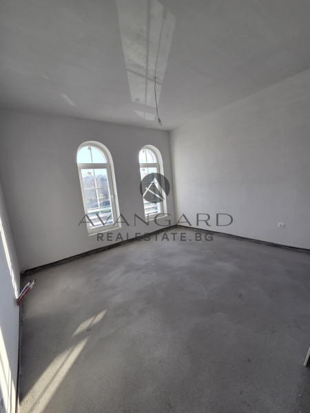 House with GARAGE and THREE parking spaces / Belashtitsa