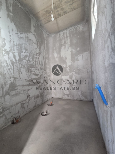 House with GARAGE and THREE parking spaces / Belashtitsa