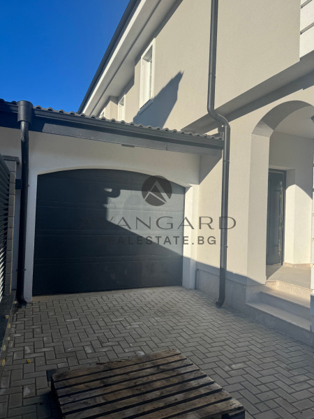 House with GARAGE and THREE parking spaces / Belashtitsa