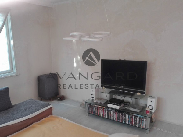 Етаж от къща / Златитрап